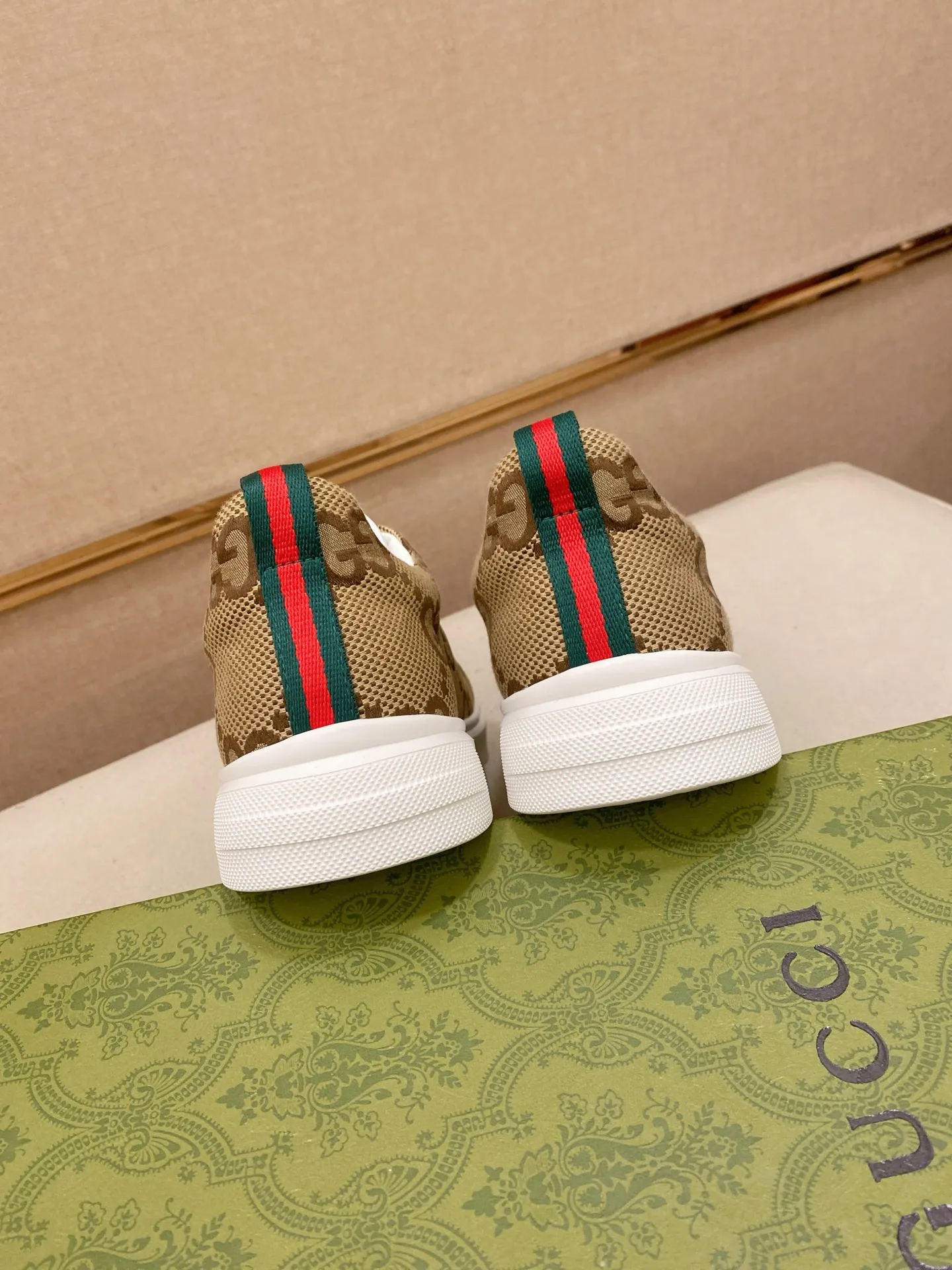 Ex-factory price 400💰【Gucci】Gucci men’s latest series of casual shoes! The official website is built 1:1. The upper is made of imported high-quality cowhide, and the lining is made of high-quality sheepskin, which is soft and comfortable. Picky selection of materials and exquisite workmanship give you the best enjoyment. Number of yards: 38-44 yards.